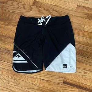 Quiksilver  34” men’s board shorts.